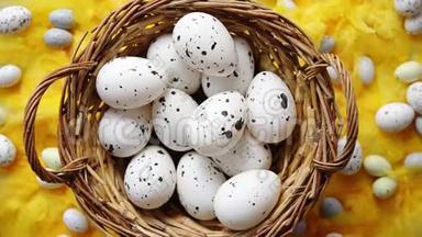 复活节假期的概念。 柳条中的白点鸡蛋
